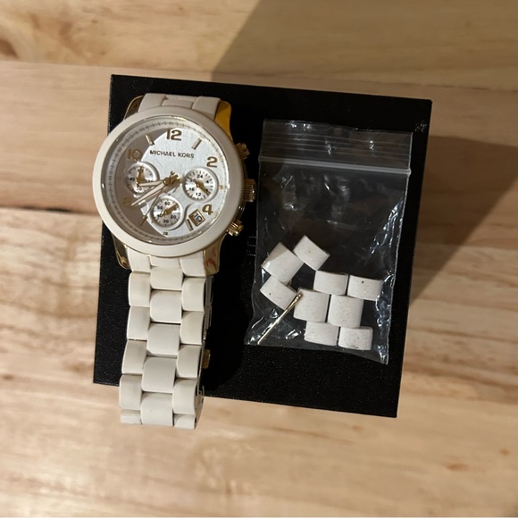 Michael Kors White & Gold Silicone Women’s Watch with Extra Links + Box - Picture 5 of 9